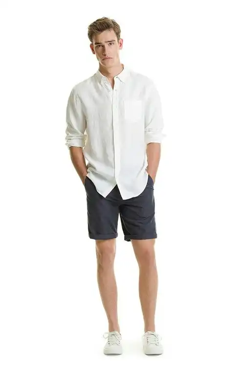 Kemeja Putih dan Celana Pendek Inspirasi OOTD Kemeja Putih Pria