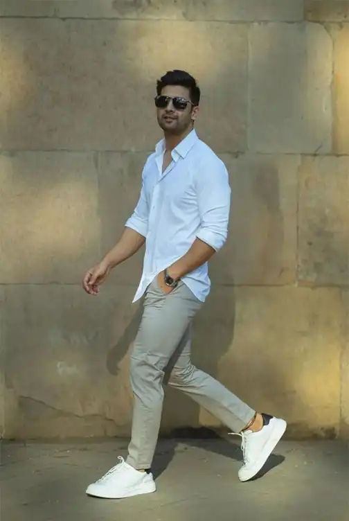 Kemeja Putih dan Chinos Kemeja Putih dan Chinos