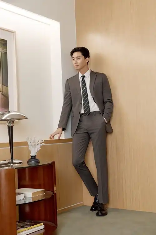 Kemeja Putih dengan Suit Kemeja Putih dengan Suit