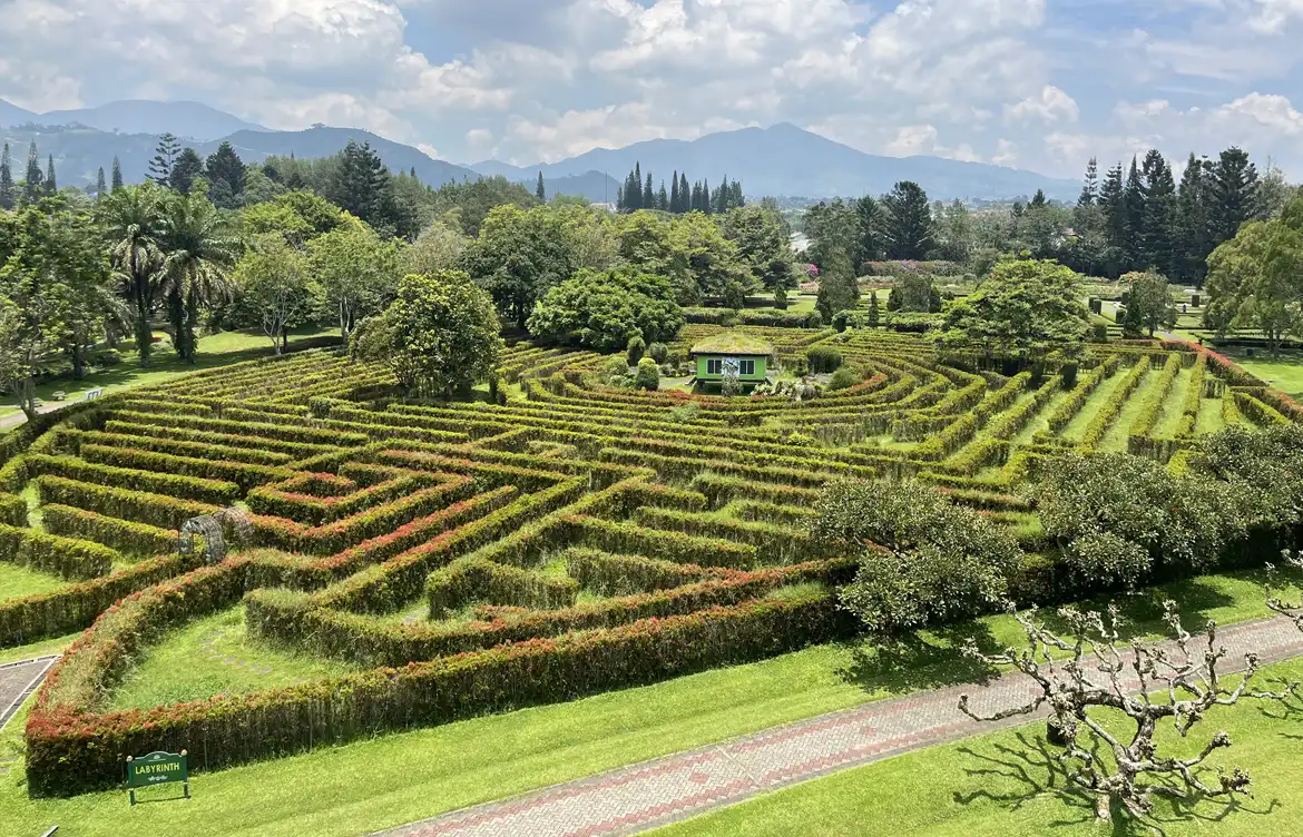 Taman Labirin Taman Bunga Nusantara